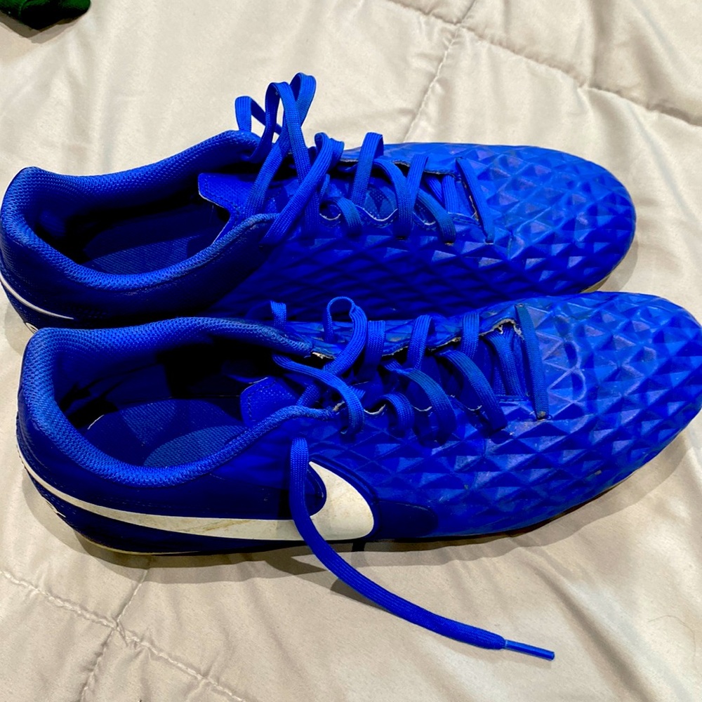 Mens size 9 soccer cleats Nike